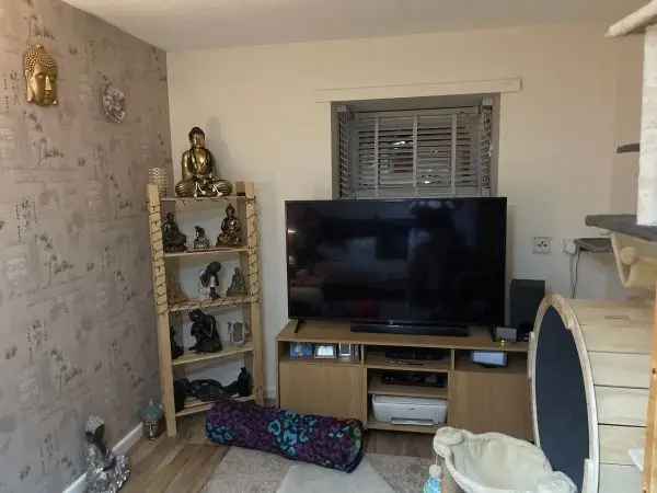 Flat For Rent in Kingswood, England