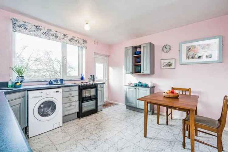 Three Bedroom Detached House with Garages and City Views