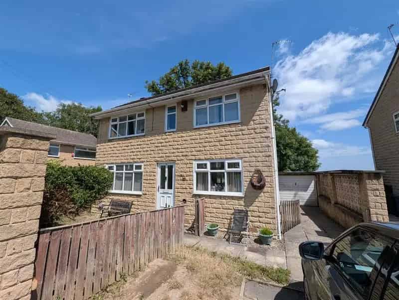 3 Bedroom Detached House for Rent in Bradford
