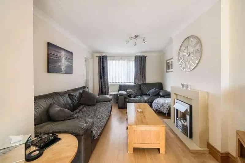 2 Bed House for Sale - Private Garden - Near Amenities
