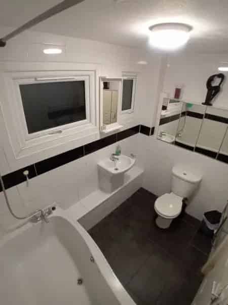 3 Bed Mid Terrace House Near Schools and Bus Routes