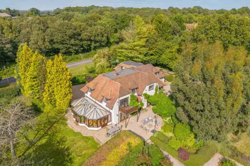 6 Bedroom Detached House with 3 Acres in Chiltern Hills