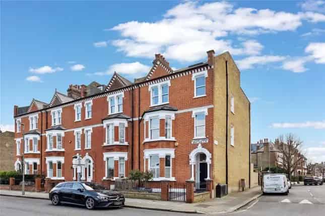 Semi-detached House for Sale in Clapham Common SW4
