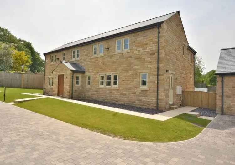 House For Sale in Leeds, England