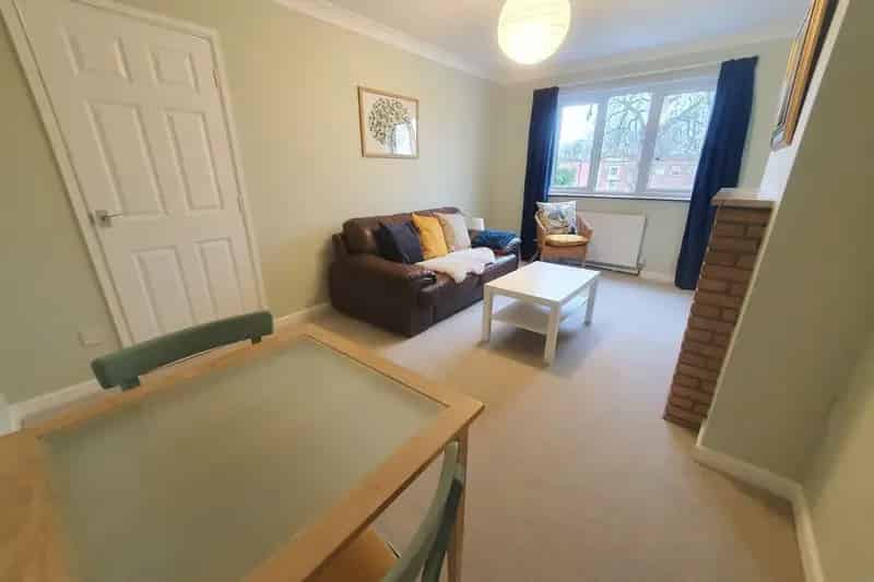 1 Bed Flat Allocated Parking Secure Entry Gas Central Heating