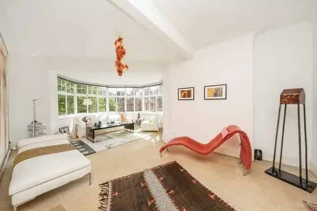 3 Bedroom Flat for Sale in Eton Avenue Belsize Park NW3