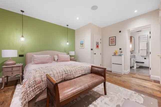 Duplex for Sale in Strand London WC2R