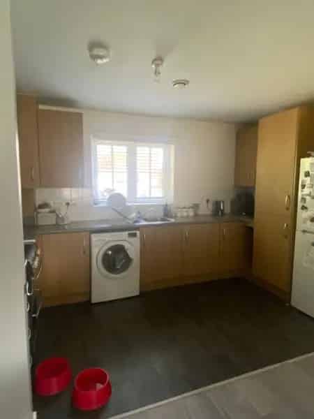 2 Bed Ground Floor Flat in Lovely Village with Parking