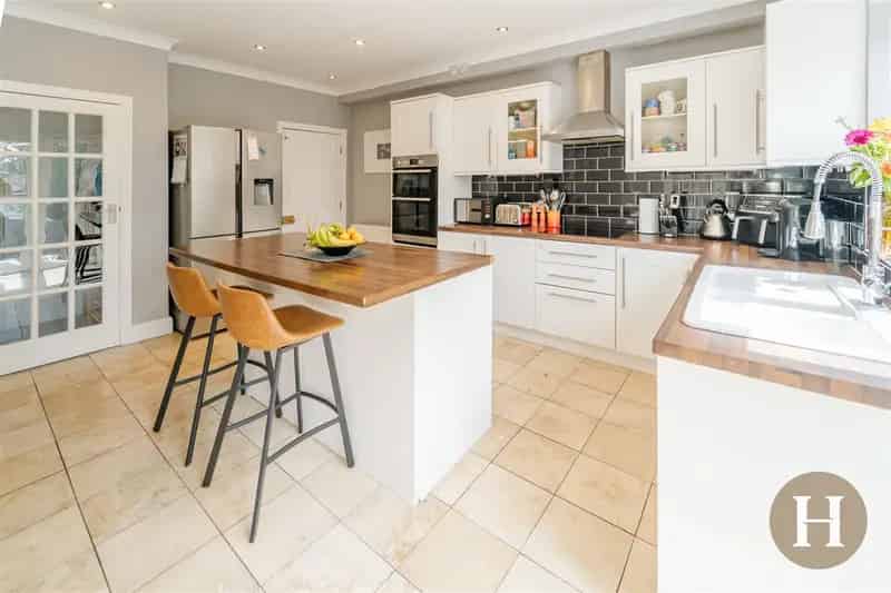 4 Bedroom Semi-Detached House for Rent