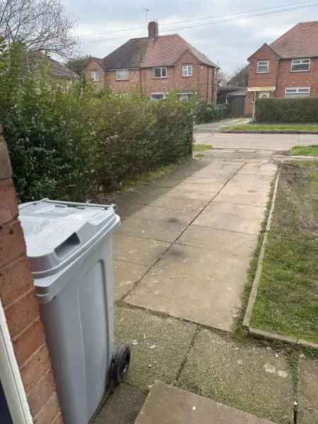 3 Bed House Crewe Driveway Big Garden Close to Schools