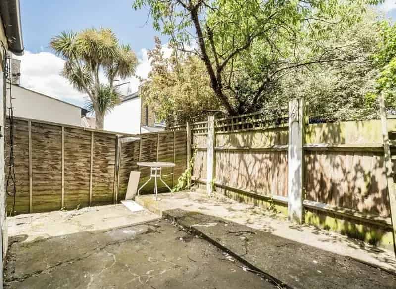 Four Double Bedroom House in Tooting with Garden