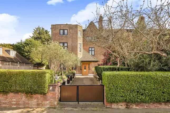 5 Bedroom Luxury House for Sale in NW11