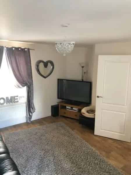 2 Double Bedroom House with Garden Shed Garage Parking
