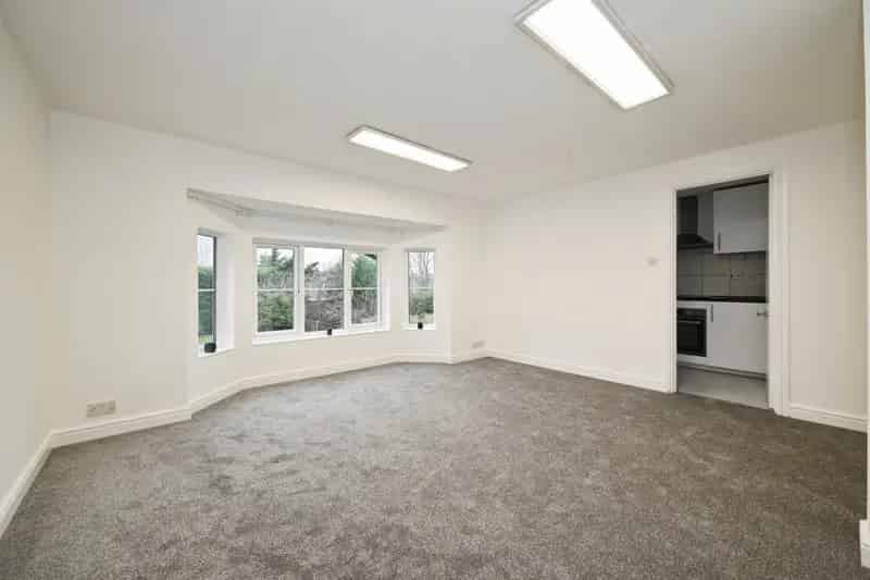 2 Bed House in Shinfield Near M4 and Reading