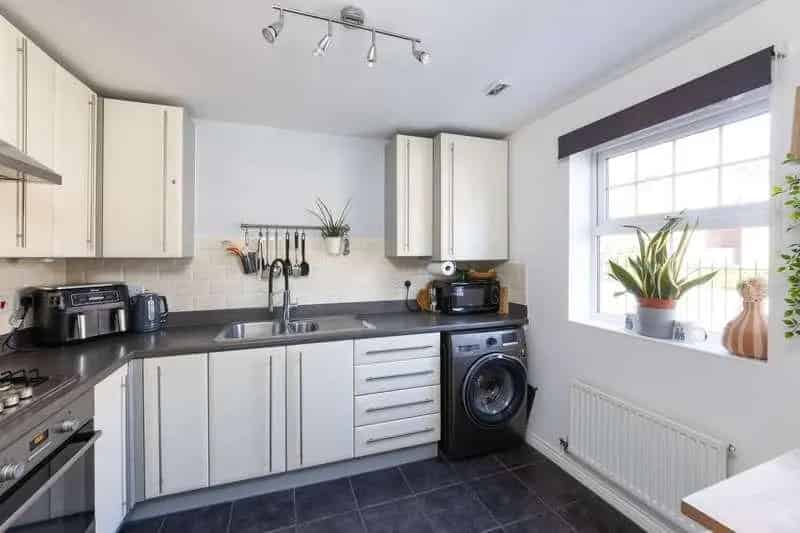 2 bed house for sale