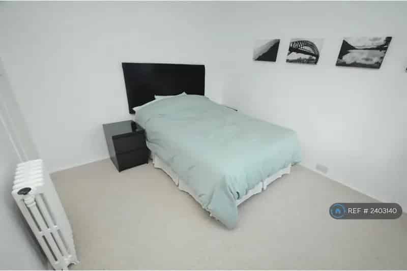 2 Bedroom Flat Top Floor Apartment with Central Heating