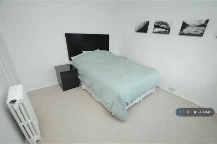 2 Bedroom Flat Top Floor Apartment with Central Heating