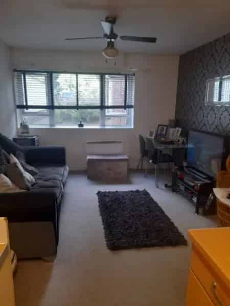 1 Bedroom Ground Floor Flat with Communal Garden