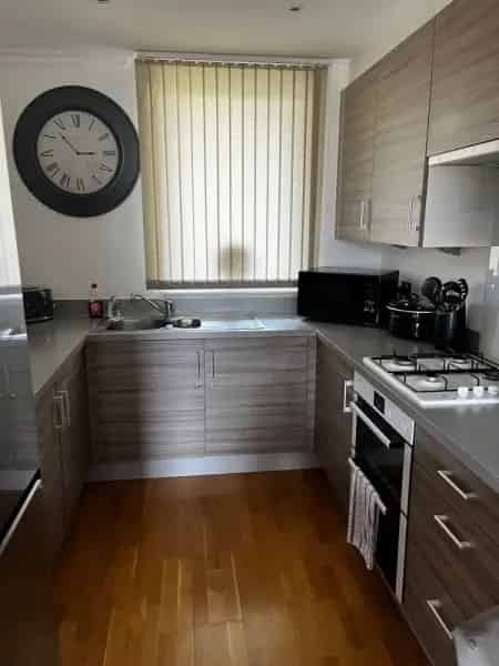 Spacious Flat near Transport Links, Schools, and Amenities