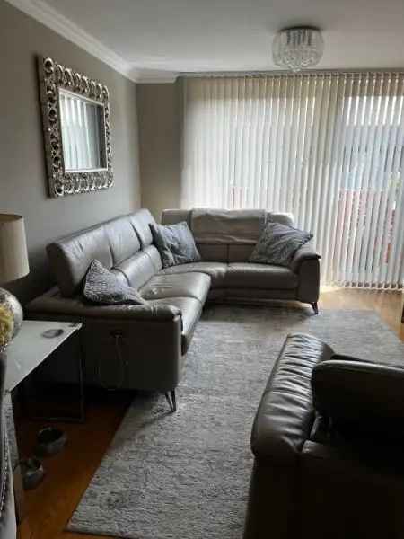 Spacious Flat near Transport Links and Amenities Pets Allowed