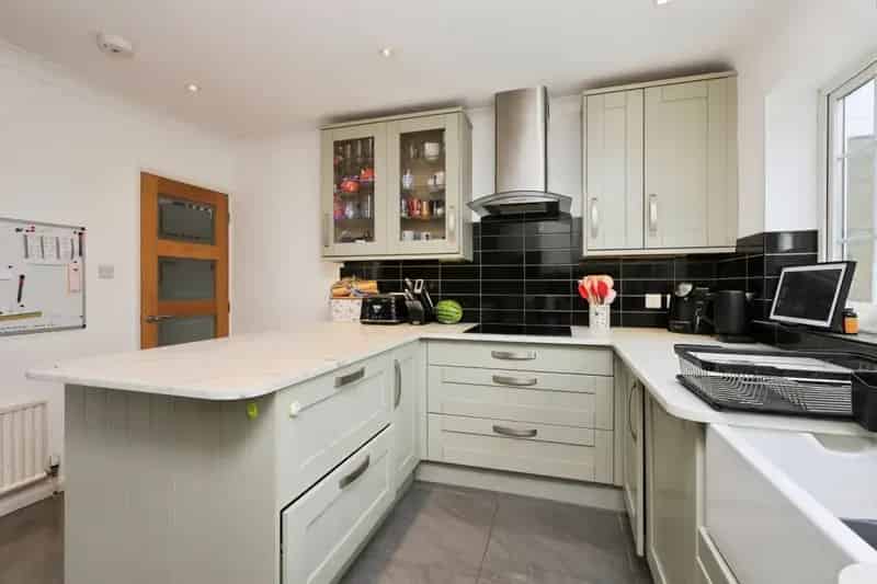Spacious 5 6 Bedroom Detached Family Home Ratton Estate