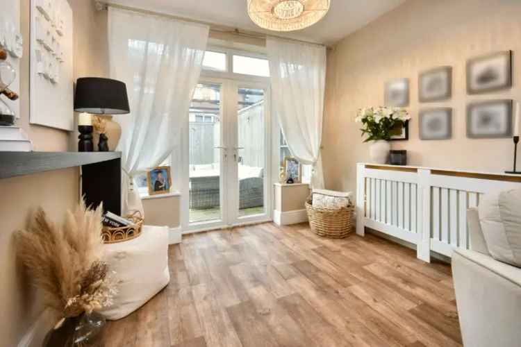 House For Sale in 7, Manor Rise, Wakefield, England