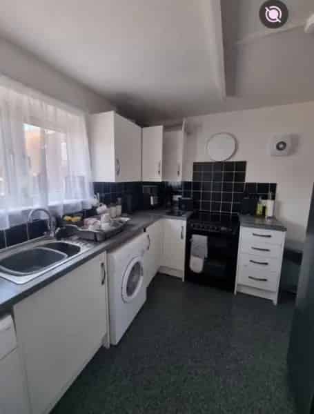 2 Bed Ground Floor Flat with Private Garden and Off-Road Parking