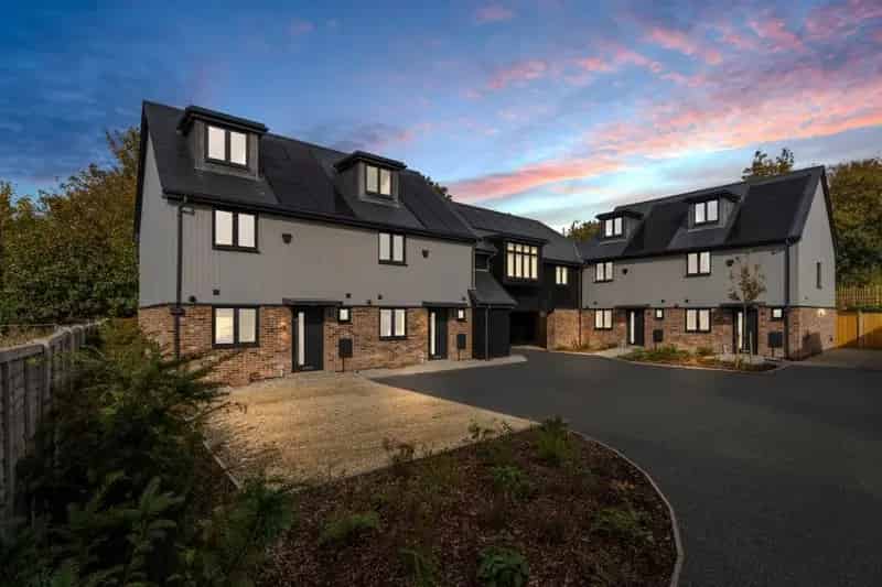 Luxury 3-Bed Townhouses in Romsey - Eco-Friendly & High-Spec