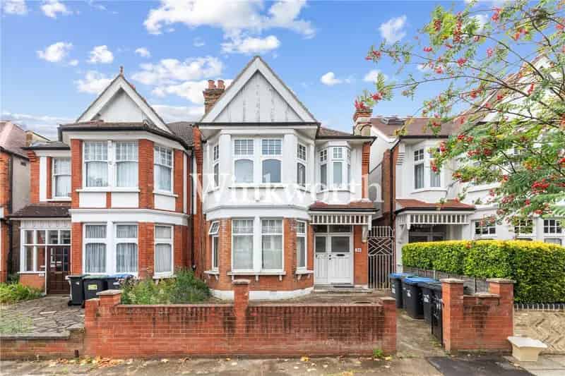 2 Bedroom Flat London Palmers Green Chain Free 800 sq ft