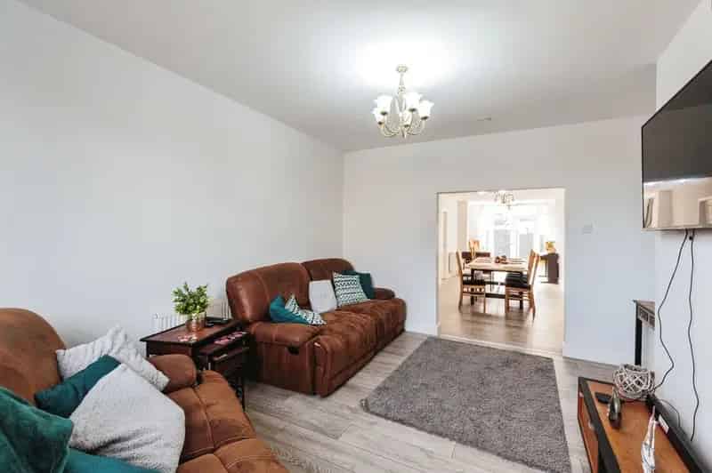6 Bedroom Semi Detached House with 2 Bed Annexe AirBnB Potential