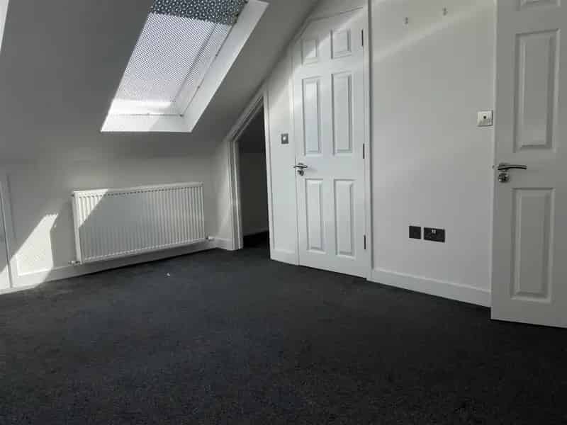 5 Bedroom End of Terrace House for Sale Near Beach
