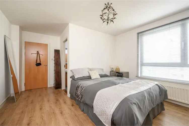 3 Bed Flat - Fifth Floor with 1 Reception Room