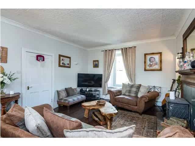4 Bedroom Detached House & Business Premises For Sale
