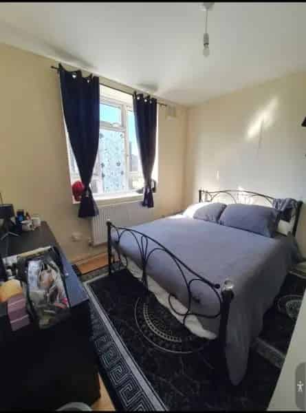 2 Bed Flat with Lift Balcony Parking Near Schools and Broadway Market
