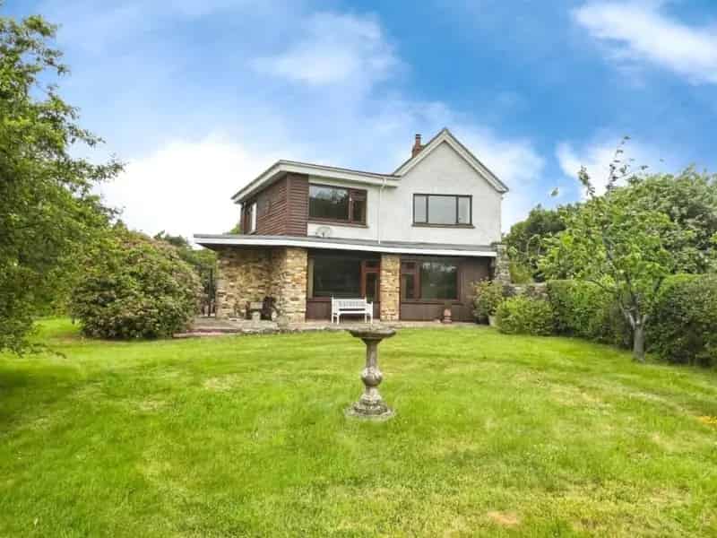 4 Bed Detached House for Sale with Stunning Views