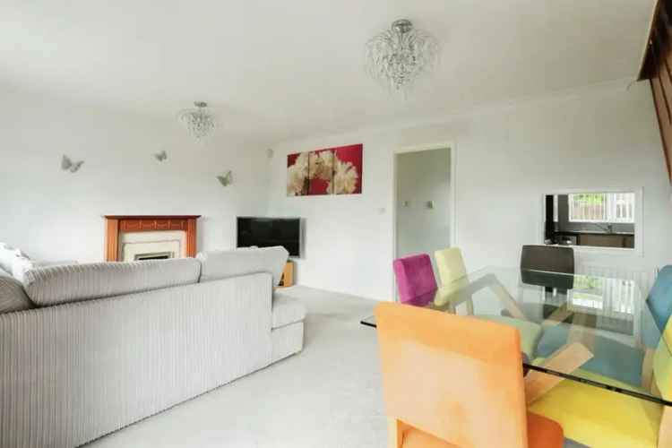 2 Bed Detached House With Garden and Garage