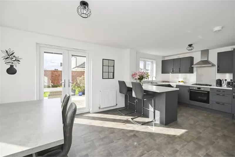 4 Bed Detached House 2 Reception Rooms Roslin