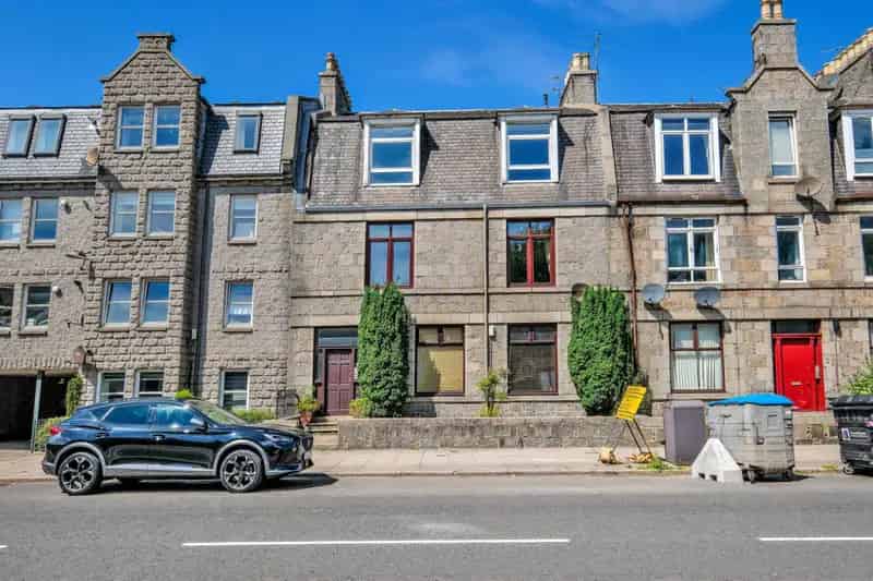 3 Bed Top Floor Flat Near RGU