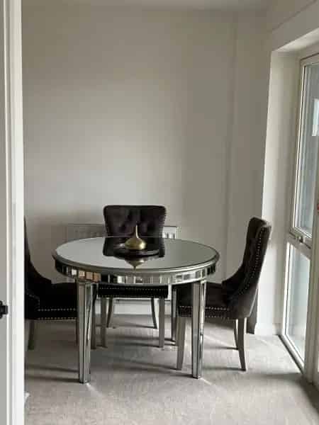 Spacious 1-Bed Flat Near Train Station Parking Available