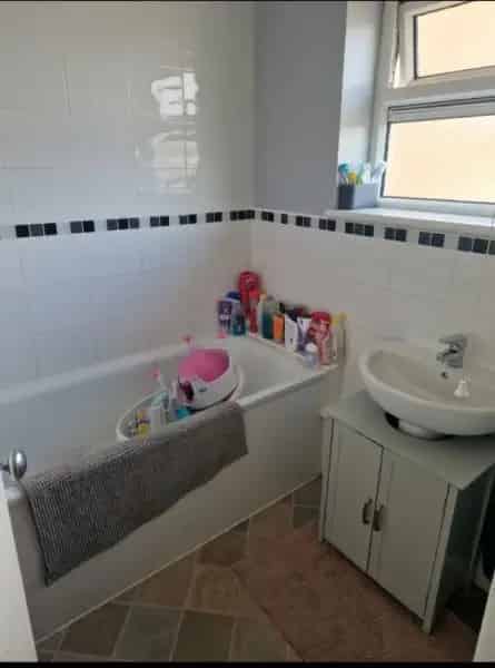Spacious 2 Bedroom House Near Park and Shops