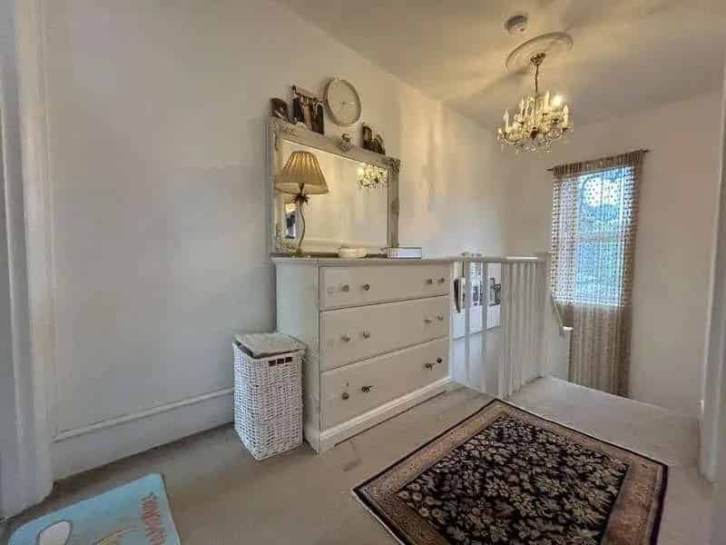 2 Bed House for Sale in Poets Corner Mill Hill