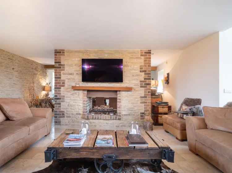 3 Bedroom Detached House for Sale in Cirencester