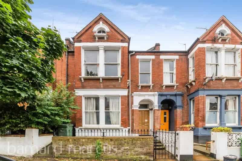 Spacious 3-Bed Split Level Flat SW8  1000 sq ft Modernisation Potential