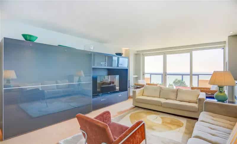 Three Bedroom Seafront Apartment Hove, Share of Freehold