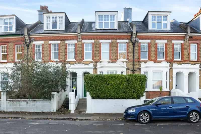 1 Bedroom Flat for Sale Immaculate Condition Private Patio
