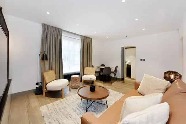 2-Bedroom Garden Flat for Sale in London SW3