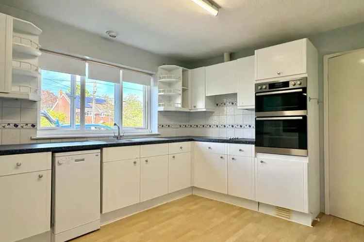 Spacious 3 Bed Detached Bungalow with Large Garden and Garage