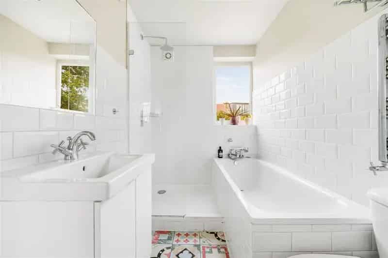 4 Bedroom Flat House to Rent in Acton