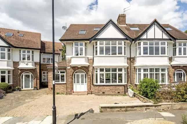 5/6 Bedroom Family Home for Sale in Ealing W5