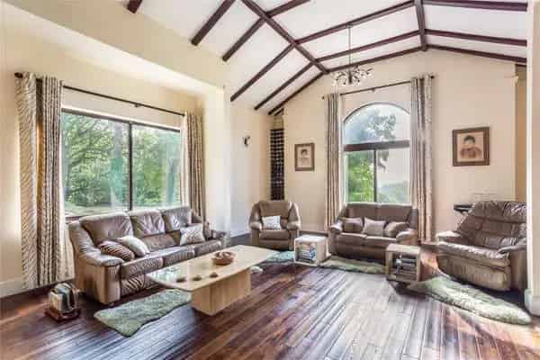 Jays Wood: Unique Property with Stunning Views and 5.67 Acres